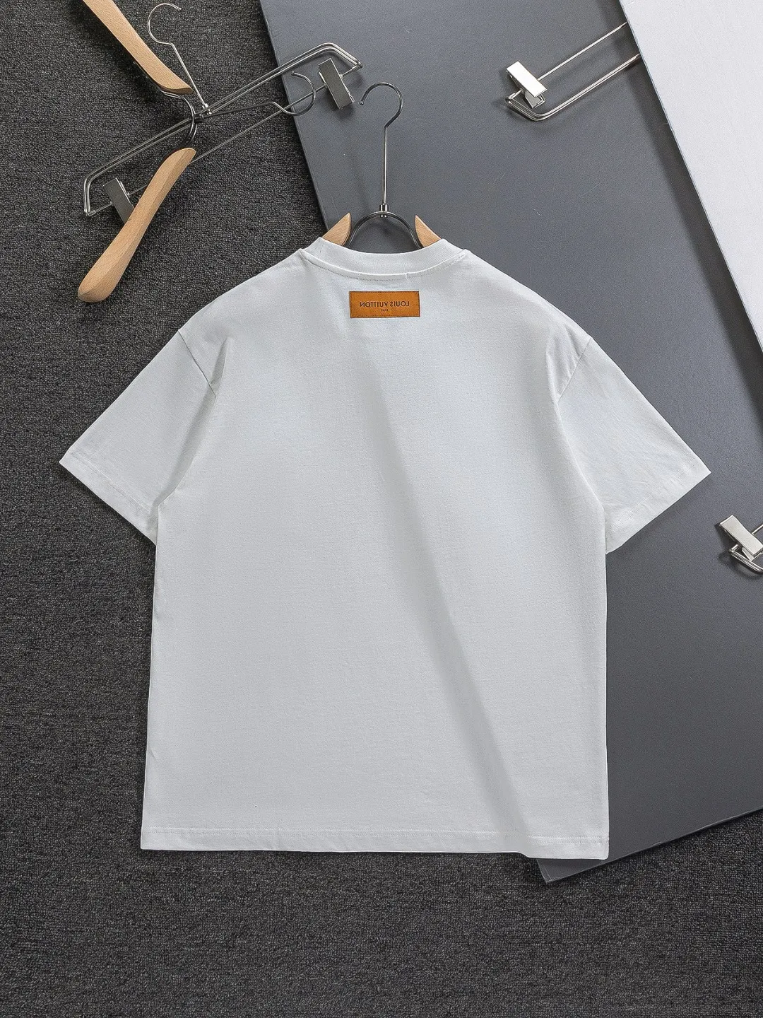🅿️190 Louis Vuitton 1V LV micro-wide version S-XL LV 26ss new products are available at the counter simultaneously. Multiple craftsmanship. Mushroom on the chest🍄 intarsia🪡 embroidered logo. Round neck short-sleeved T-shirt, same style for men and women! Consigned to one-to-one creation. Synchronized with the official website, pure cotton fabrics at the counter! It is close to the skin and comfortable, durable and easy to wear. It has a classic and simple logo design and meticulous original craftsmanship. Short-sleeves, a must-have item for men, do not appear to be the same for the general public, but must be unique and eye-catching. This LV short-sleeve is all about quality, comfort, the same shape and fashion as always, including fabrics and cutting techniques. All of them have been made with great effort! 320 grams of washed pure cotton fabric, pure cotton is breathable, very refreshing and comfortable for daily wear. The rib knitting on the neckline is smooth and tight, and the neckline will not be skewed if you toss it at will. The loose version, you will find that it looks really good on the upper body. The overall is minimalist and neat, super versatile for daily use! Pair it casually with a pair of pants for a youthful look. A T-shirt will make your outfit crazy. It is a fashionable item that can never go wrong! Color: Black White Size: S-XL Size chart: S: Shoulder width 45.5-Bust 52-Length 70 M: Shoulder width 47-Bust 54-Length 72 L: Shoulder width 48.5-Bust 56-Length 74 XL: Shoulder width 50-Bust 58-Length 76